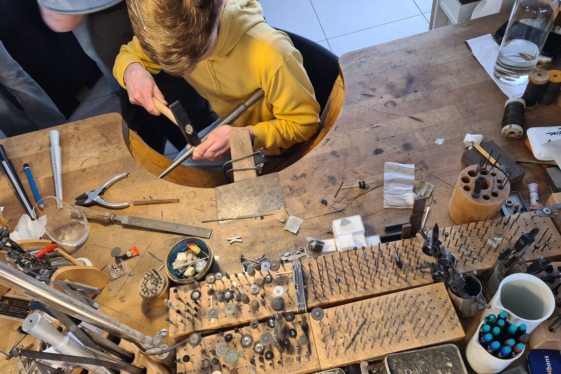 Jugendliche lernen den Beruf des Goldschmiedegesellen kennen