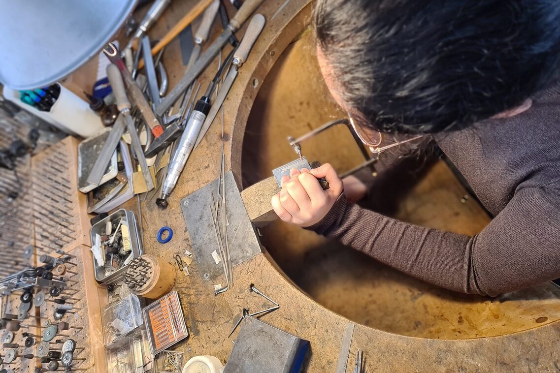 Metall sägen im Goldschmiede Handwerk