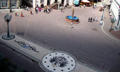 Die Wappeninsel auf dem Schlossplatz vor dem Rathaus. Um sie geht es in de