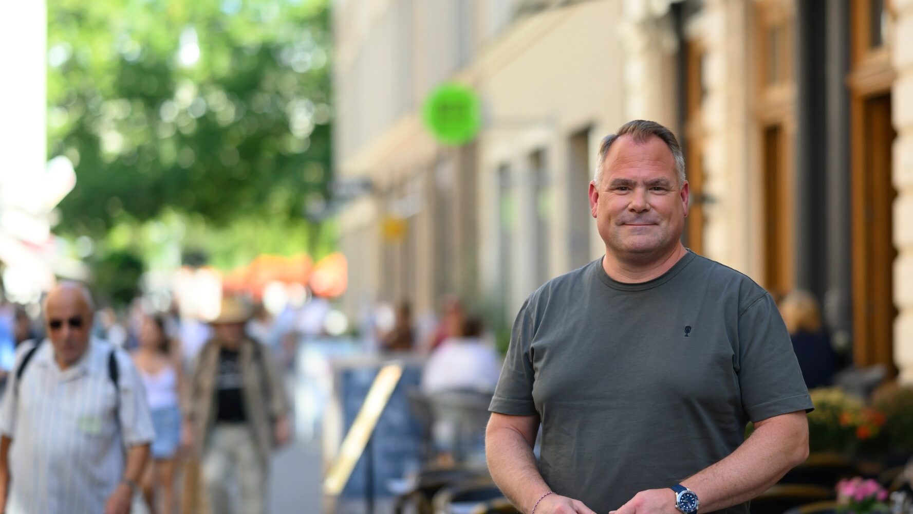 Mann in einer Wiesbadener Straße, Hintergrund verschwommen.