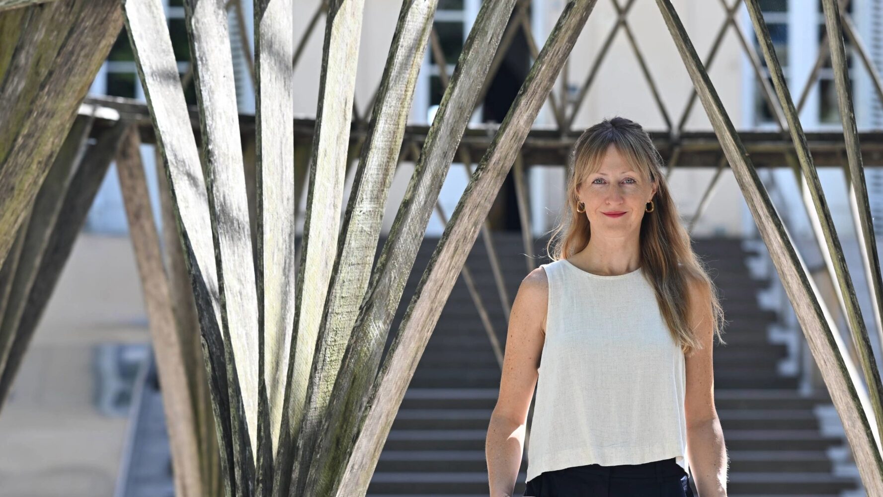 Женщина перед абстрактным произведением искусства.