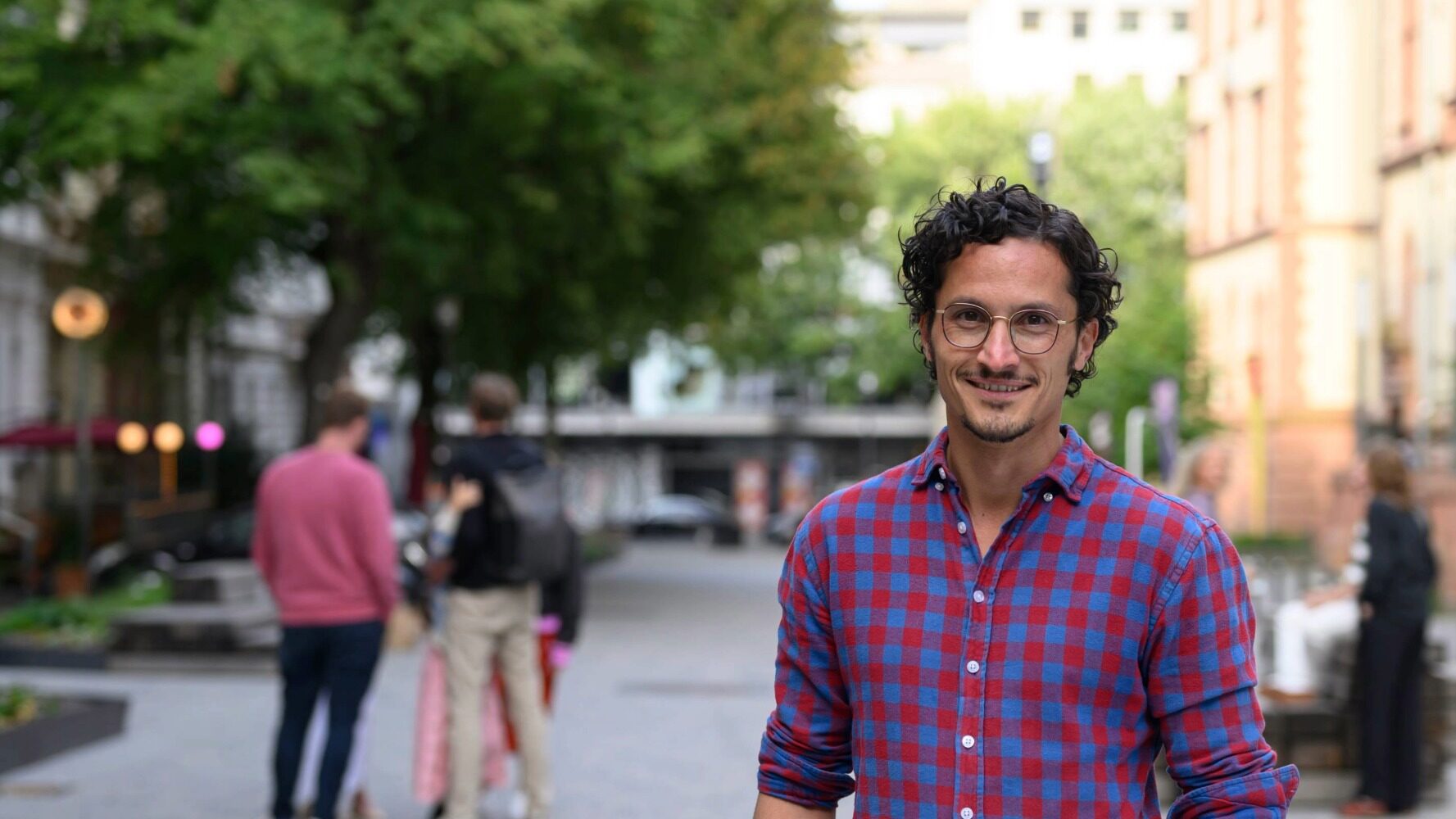 Mann in grüner Straße vor historischem Gebäude