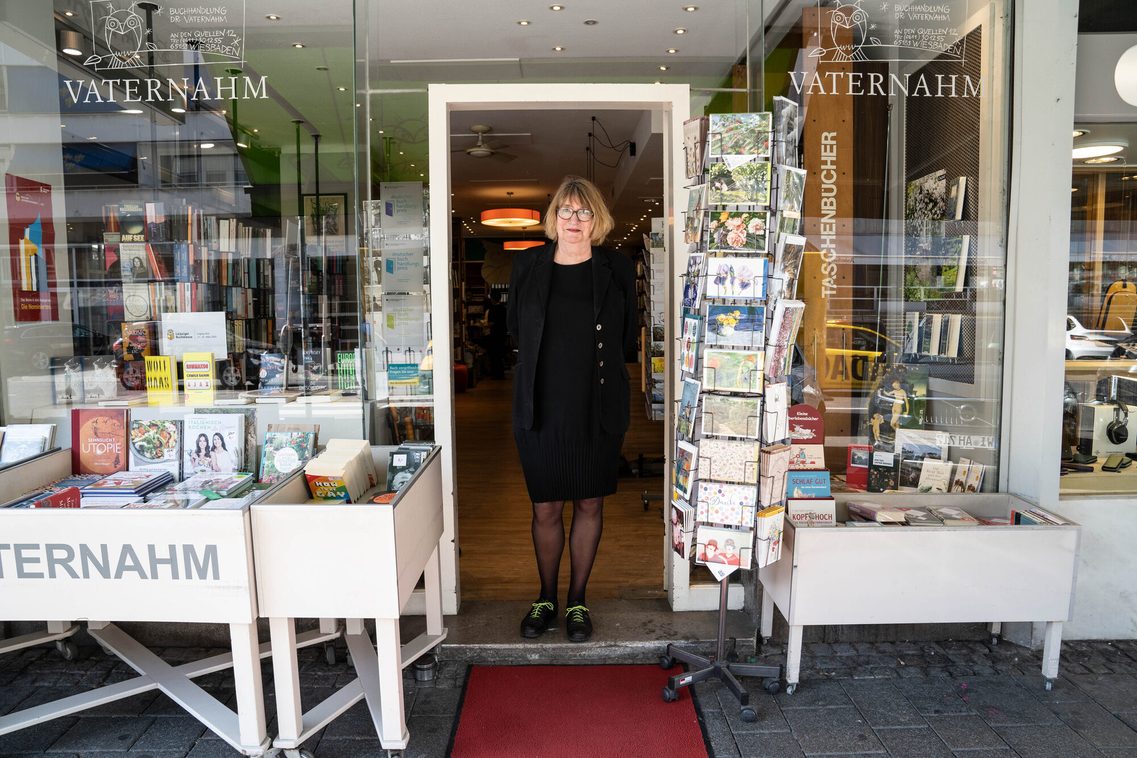 Inhaberin Jutta Leimbert in der Ladentür