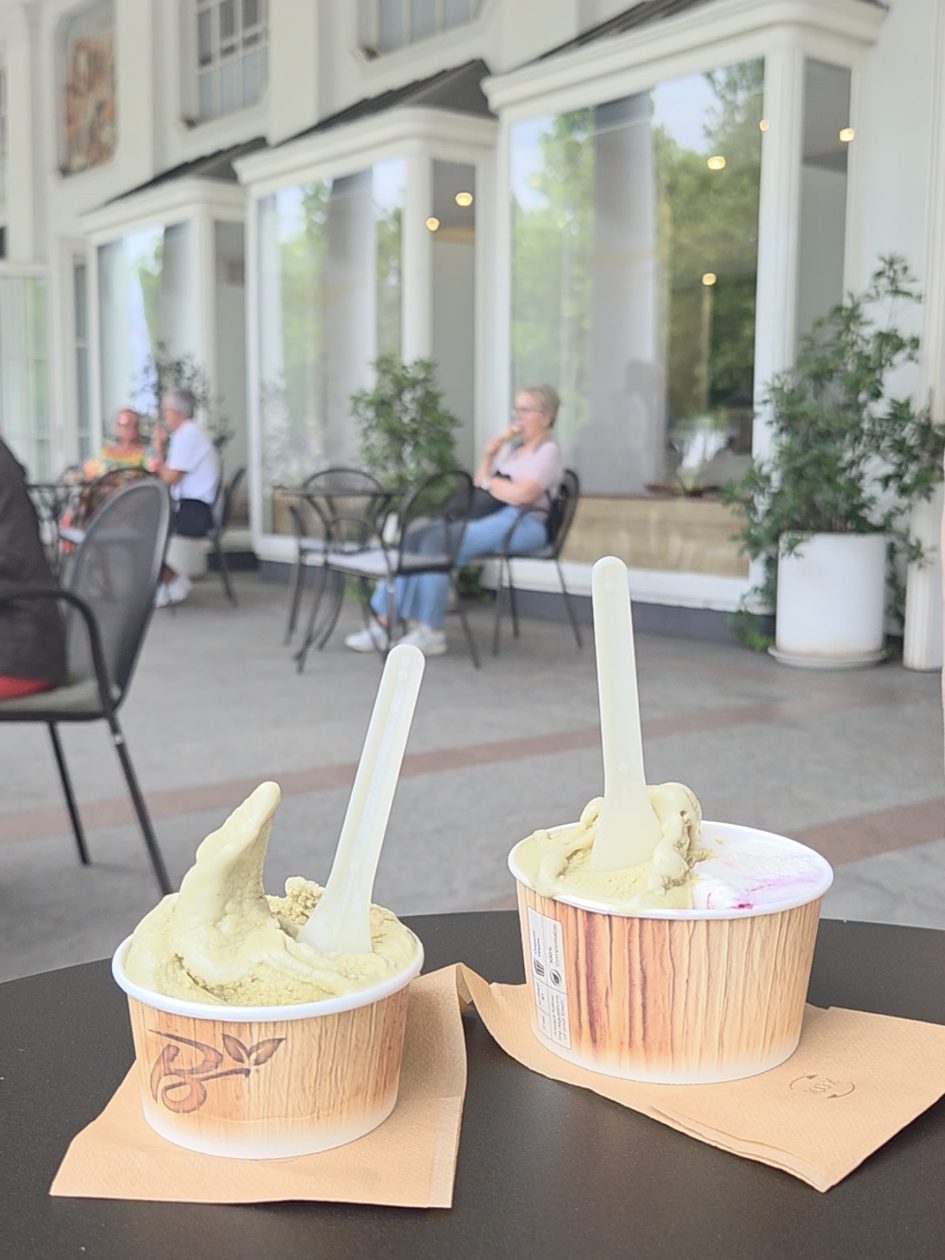 Zwei Eisbecher auf einem Tisch