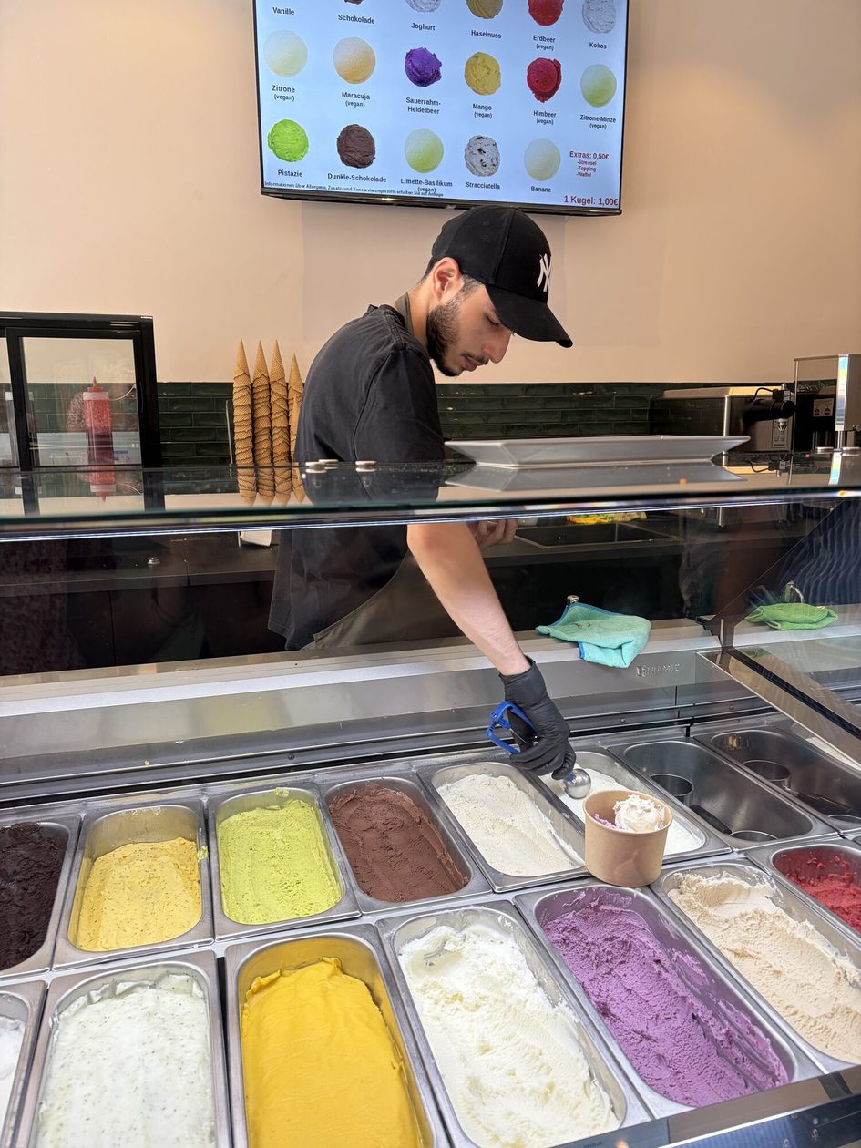 Mann bedient in Eisdiele