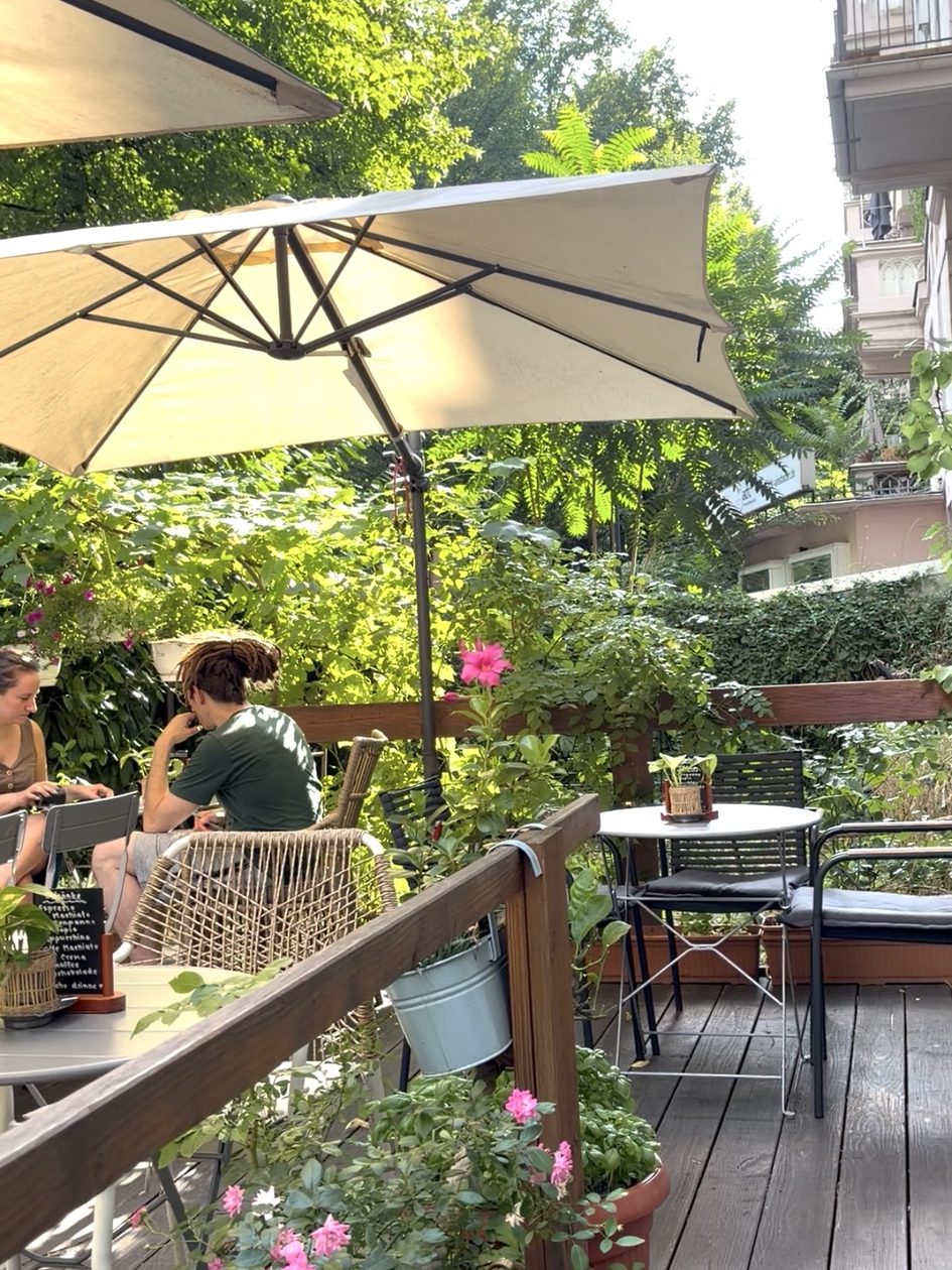 Terrasse mit Stühle und Tische
