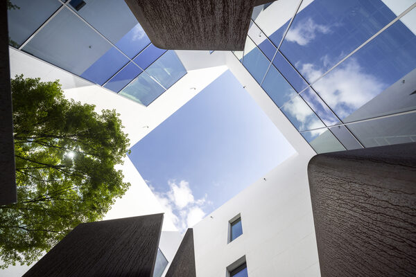 Vista desde abajo hacia el cielo con arquitectura moderna