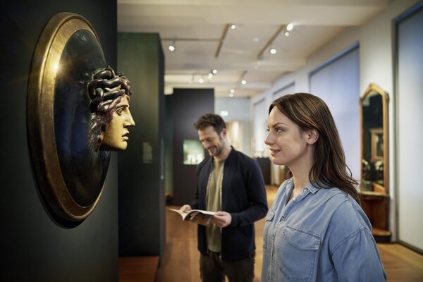 Mujer frente a busto Art Nouveau