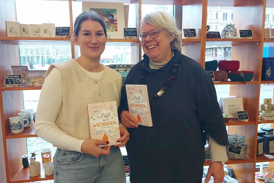 Lena y su colega con su libro