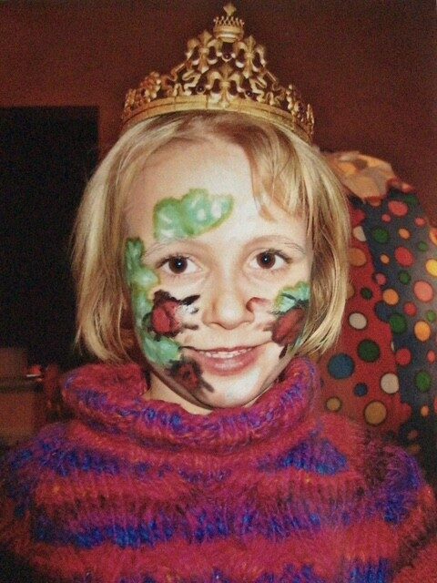 Аннкатрин в образе ребенка с короной