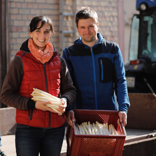 Theresa e Christoph Pfeifer con gli asparagi