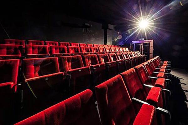 Вид в зрительный зал