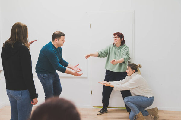 Oameni care joacă pe scenă