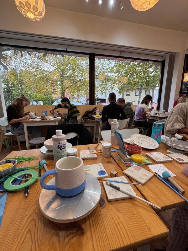 Blick auf bemalte Tasse