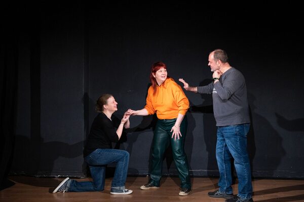 Три человека играют на сцене