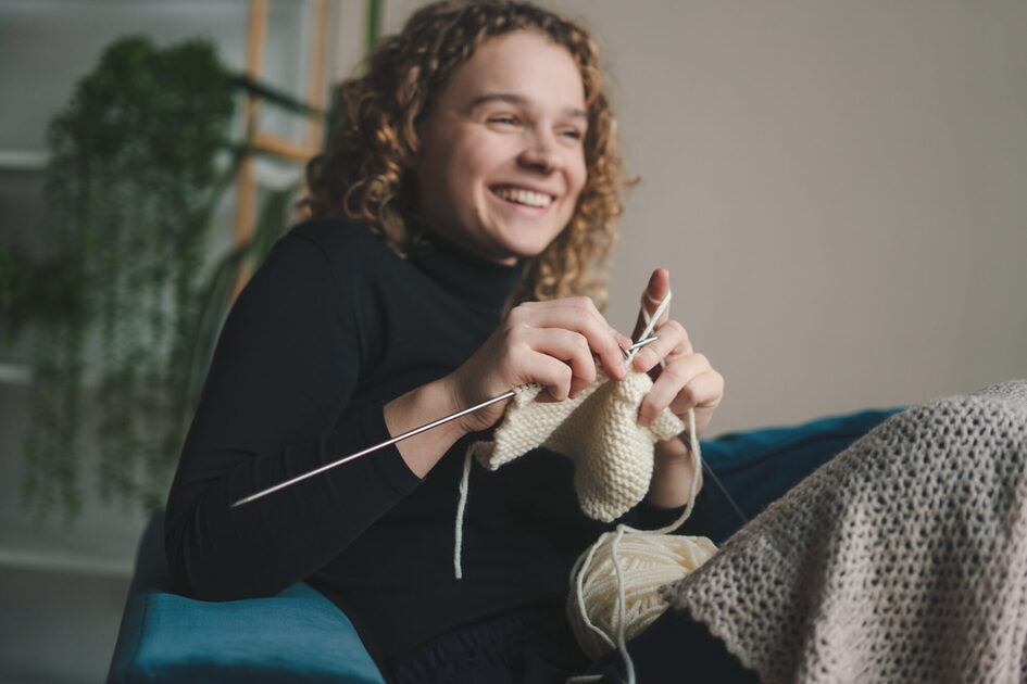 Strickende Frau