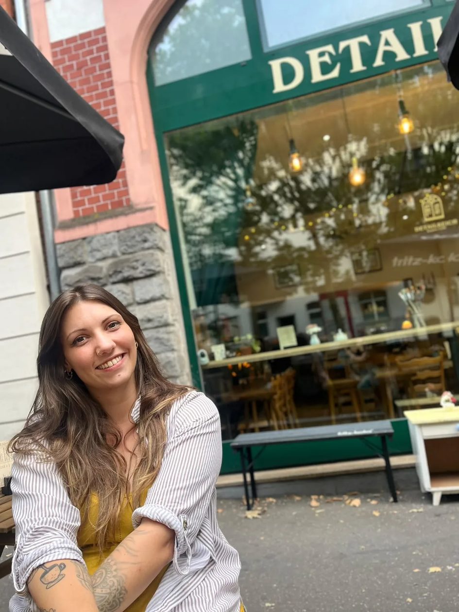 Junge Frau vor Café