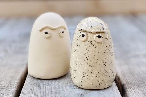 Zwei kleine Tonfiguren mit Augen
