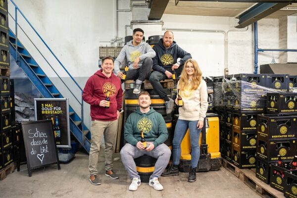 Gruppe junger Leute mit Bier