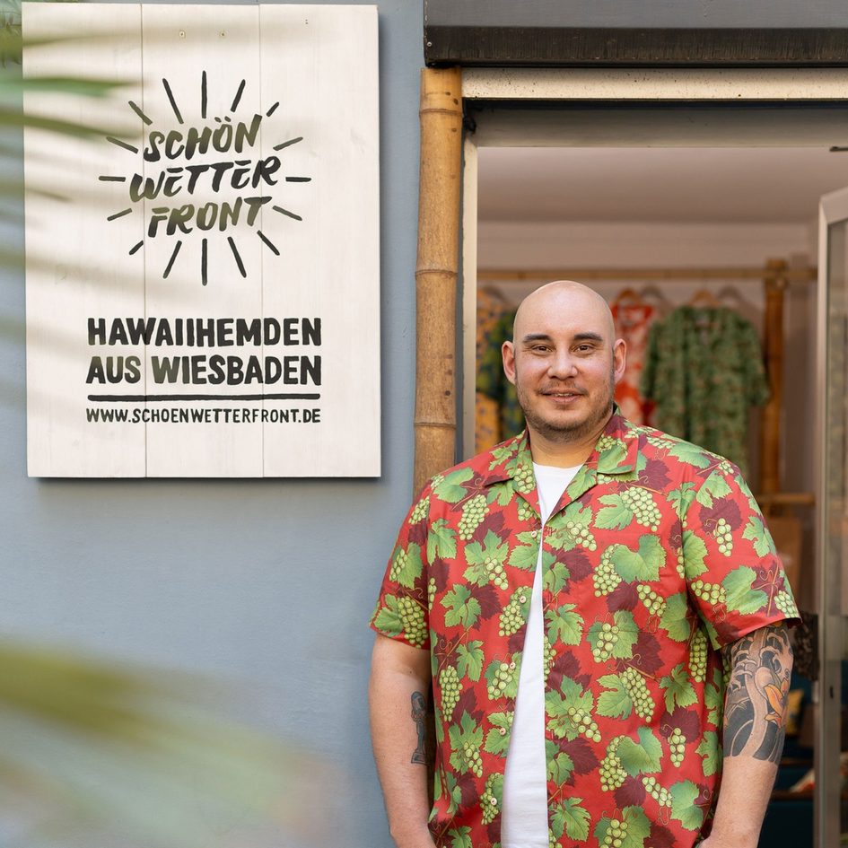 Christian von Schönwetterfront vor seinem Laden