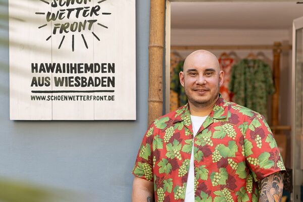 Christian von Schönwetterfront vor seinem Laden