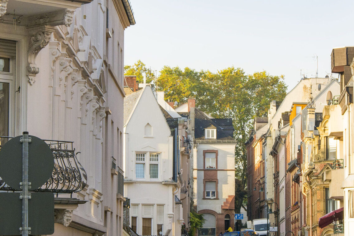 Straße mit schönen Häusern am Berg