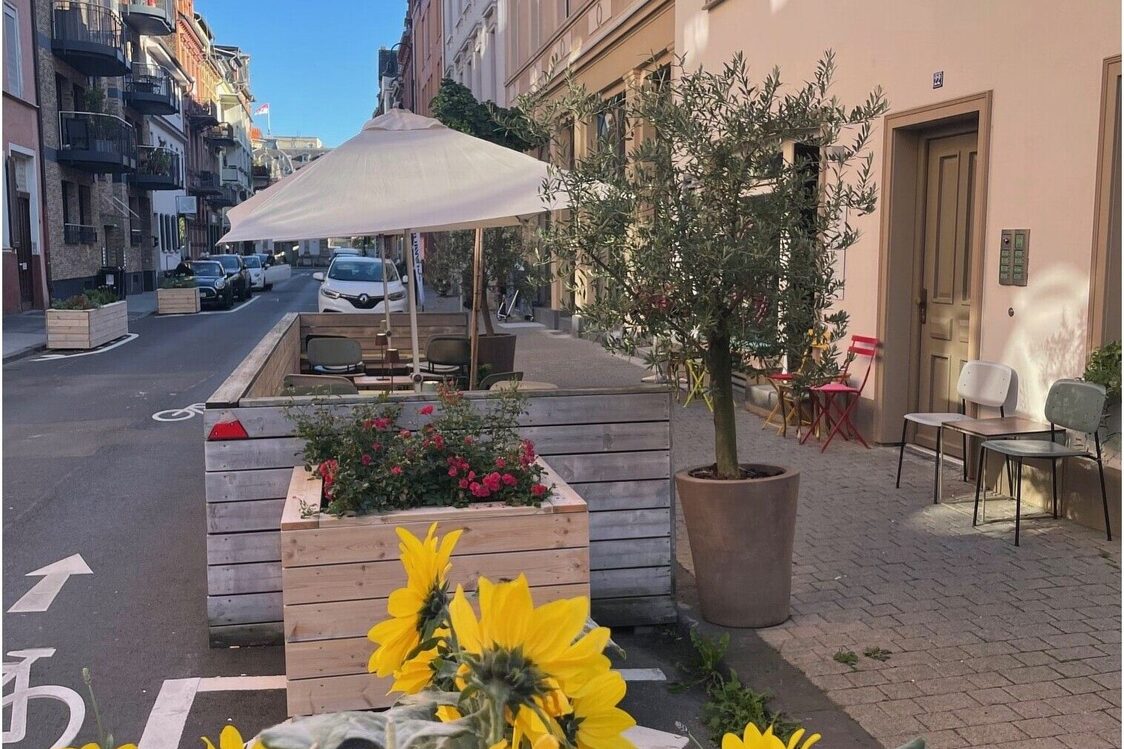 Nerostraße mit Sonnenblumen
