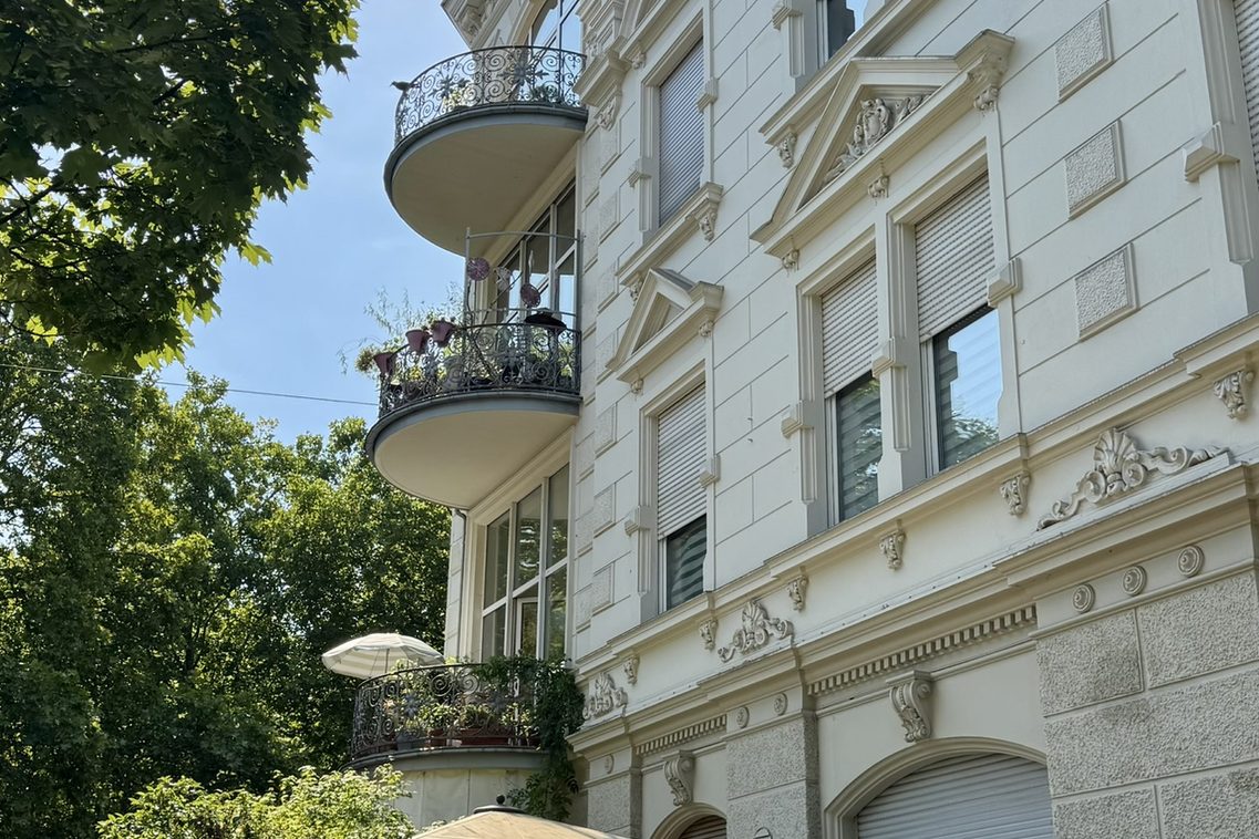 Blick auf Altbau-Fassade