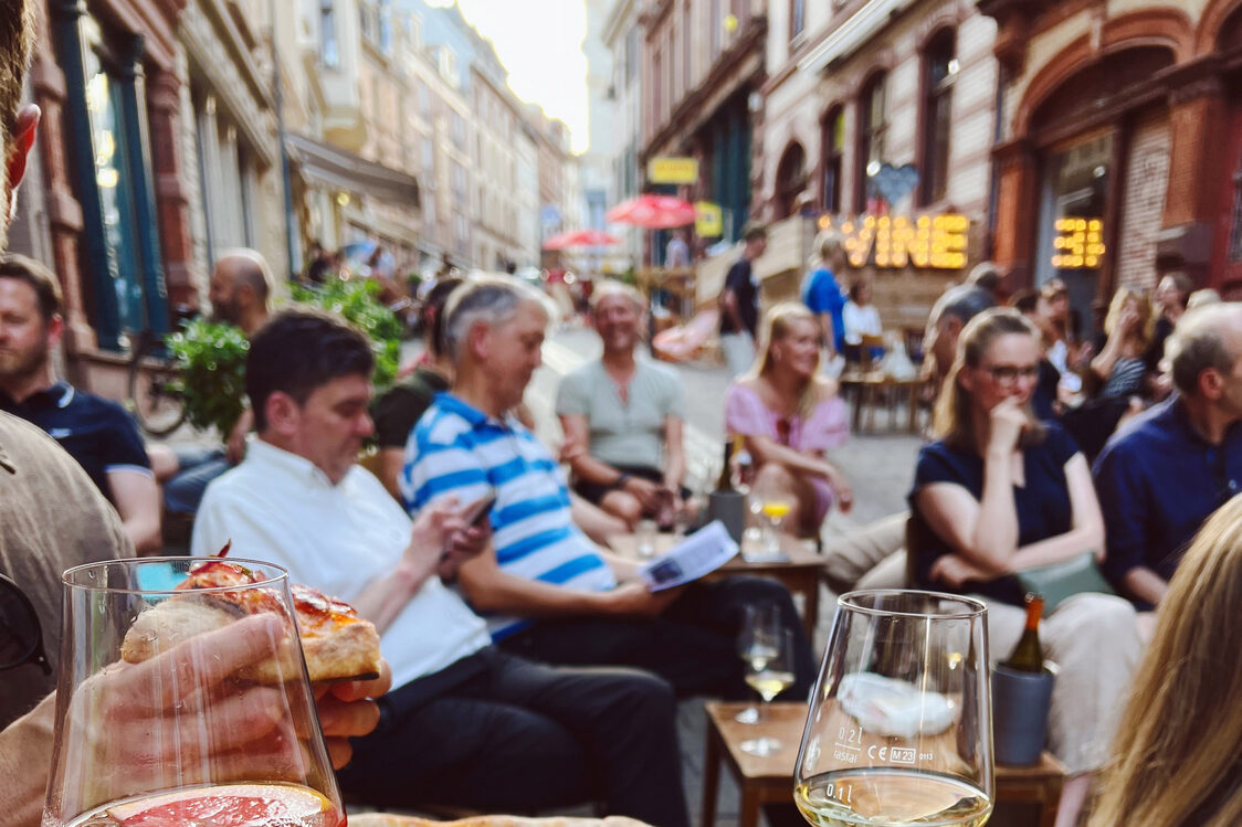 Mauergasse mit Weinbars und Läden