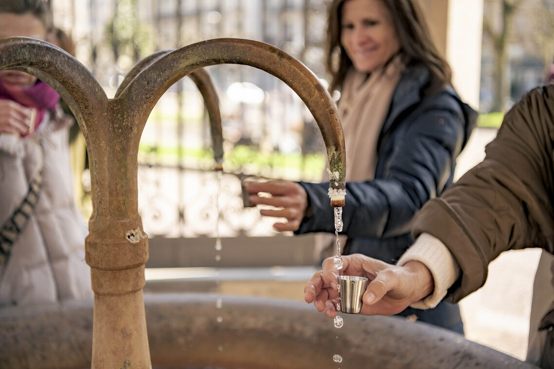 Cooking fountain - people with mugs