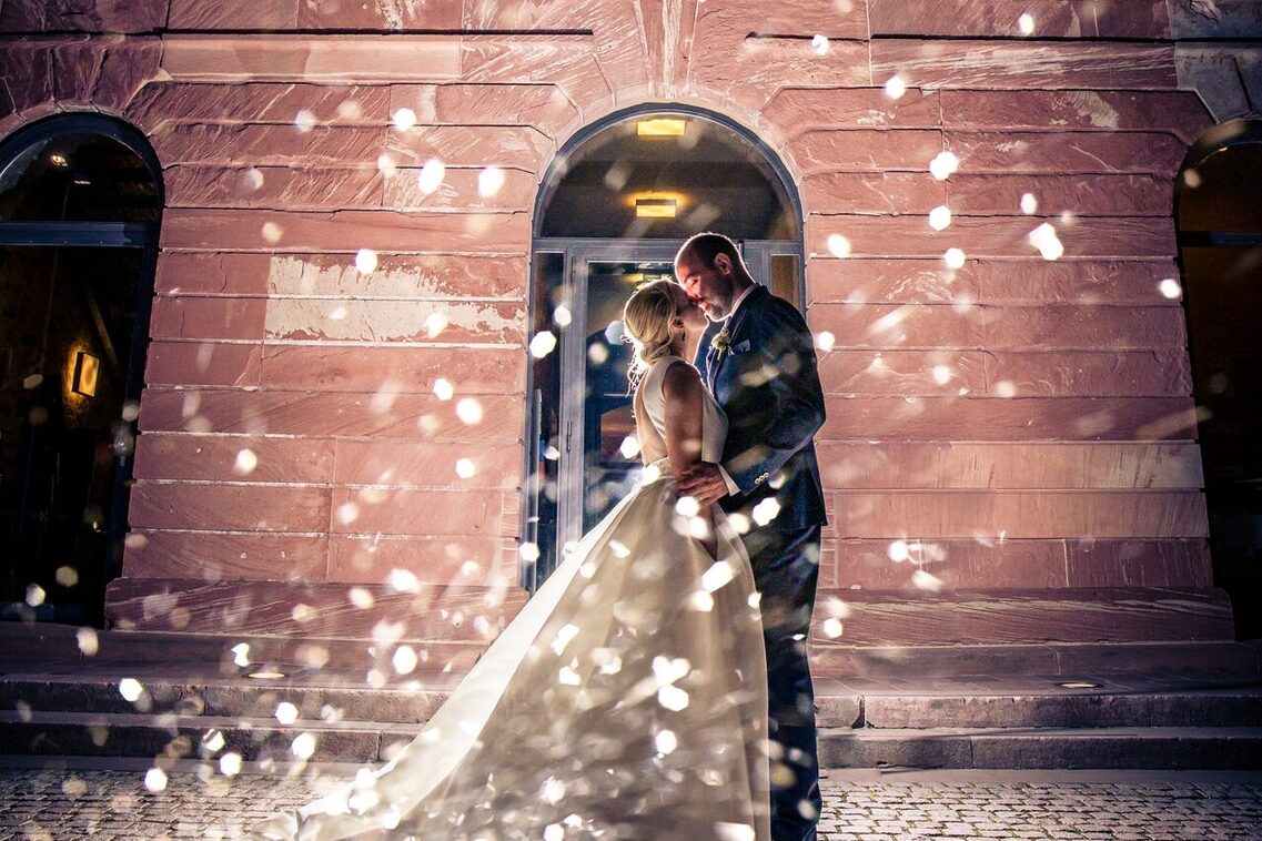 زوجان أمام نزل الصيد