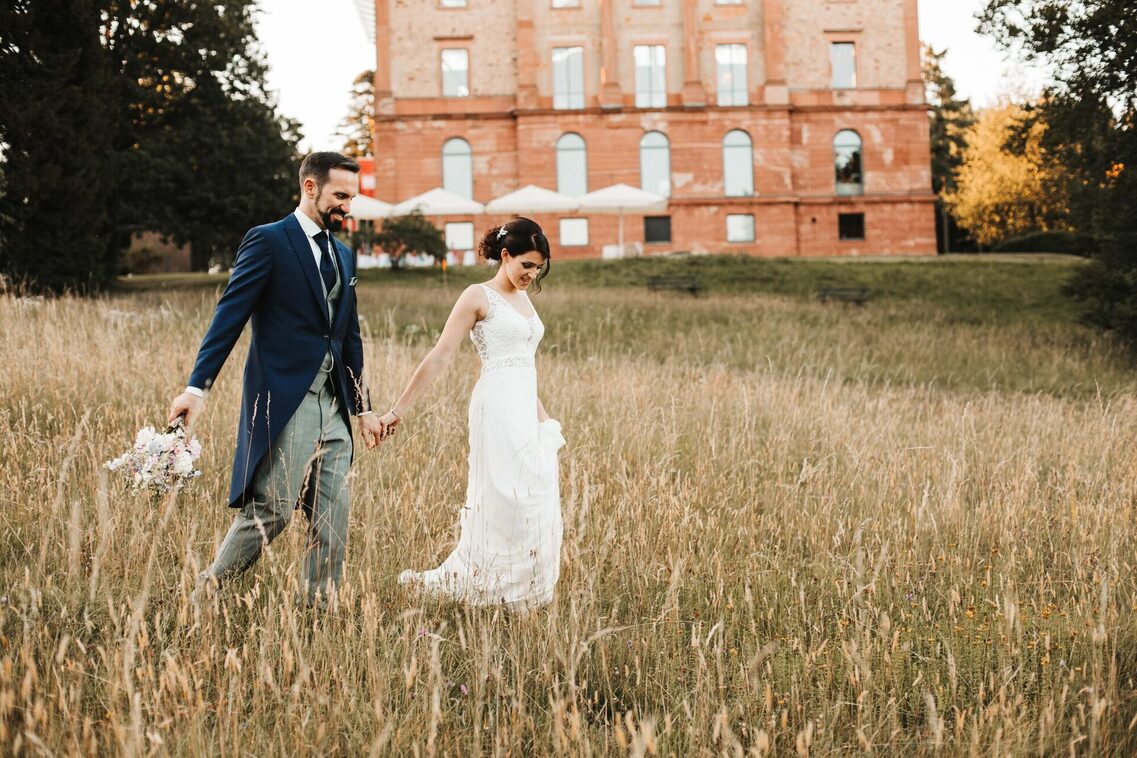 زوجان أمام القلعة