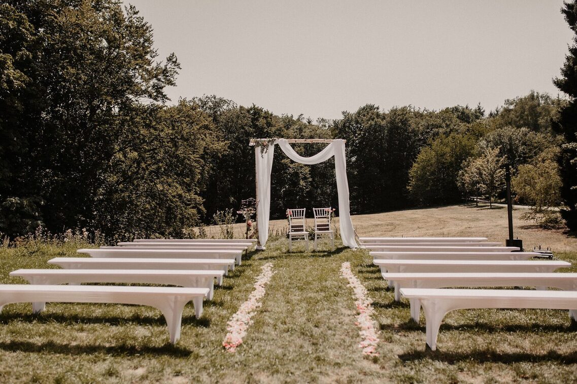 حفل زفاف في الهواء الطلق