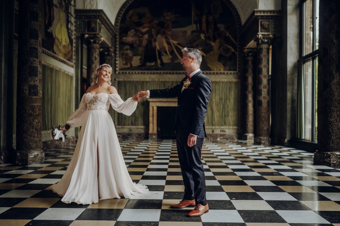 زوجان في غرفة الصدفة