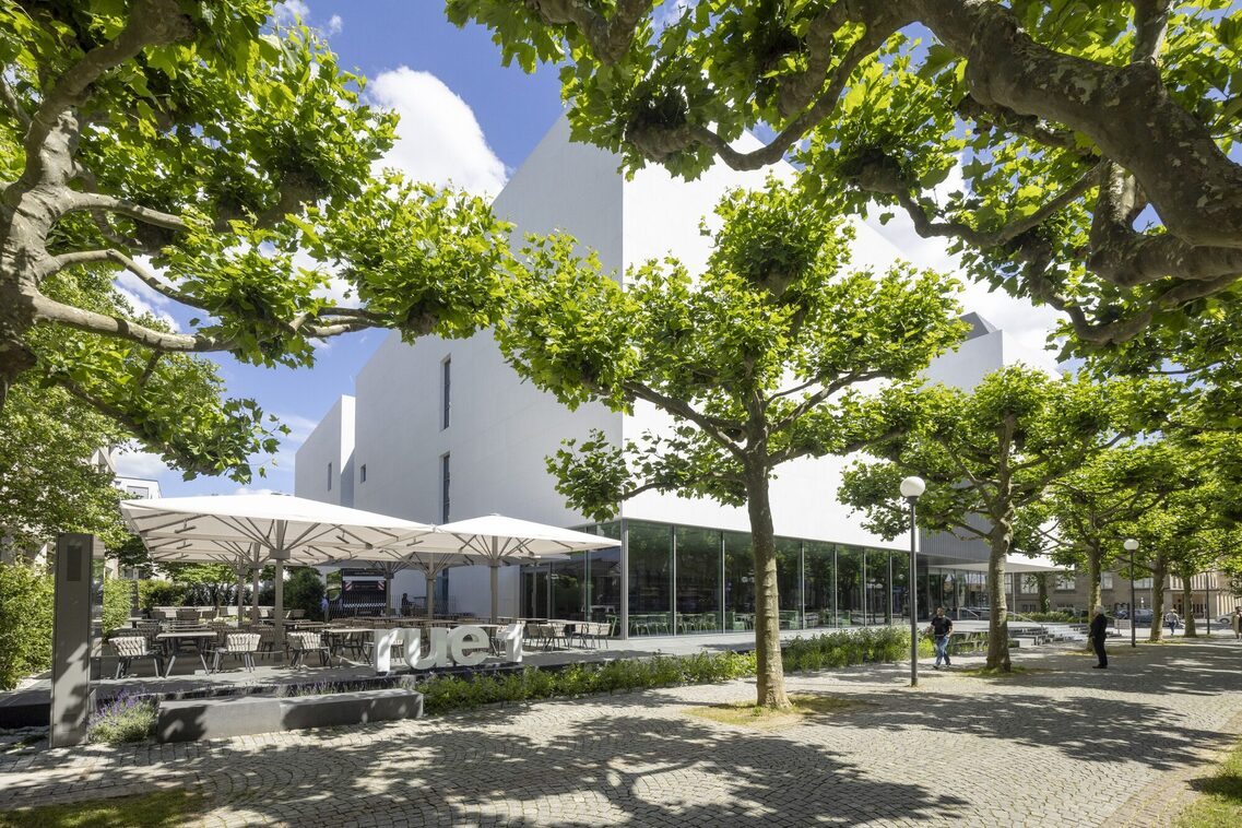 مري من الخارج