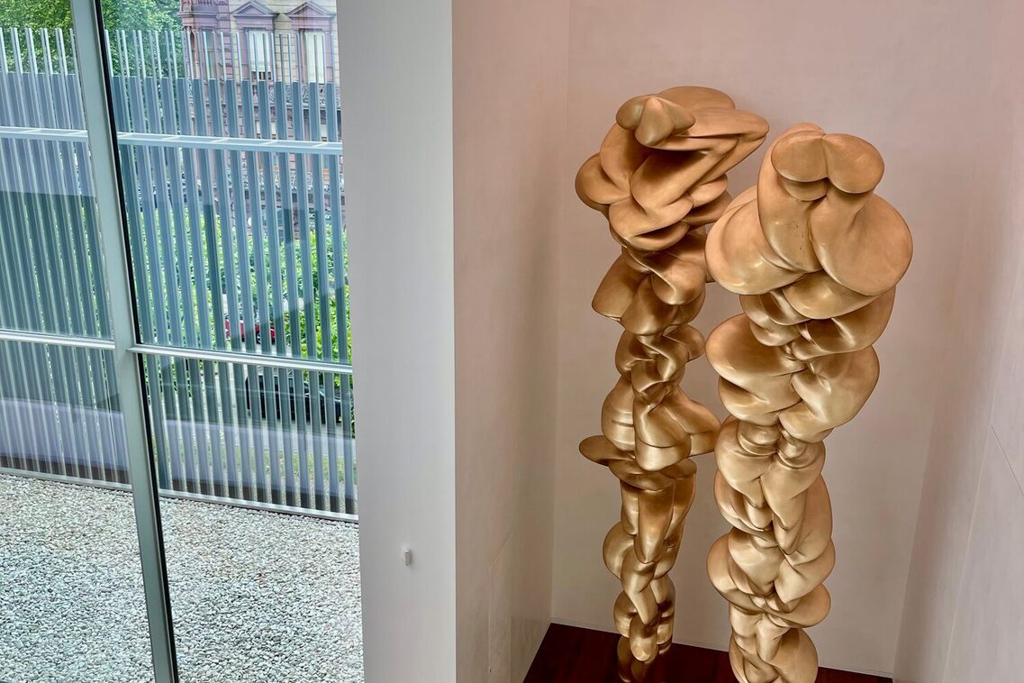 منحوتة برونزية "زوج" للسير توني كراج