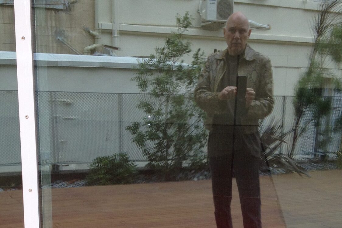 Adrian Schiess photographs himself in disk