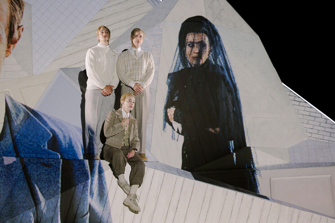 Актеры на сцене