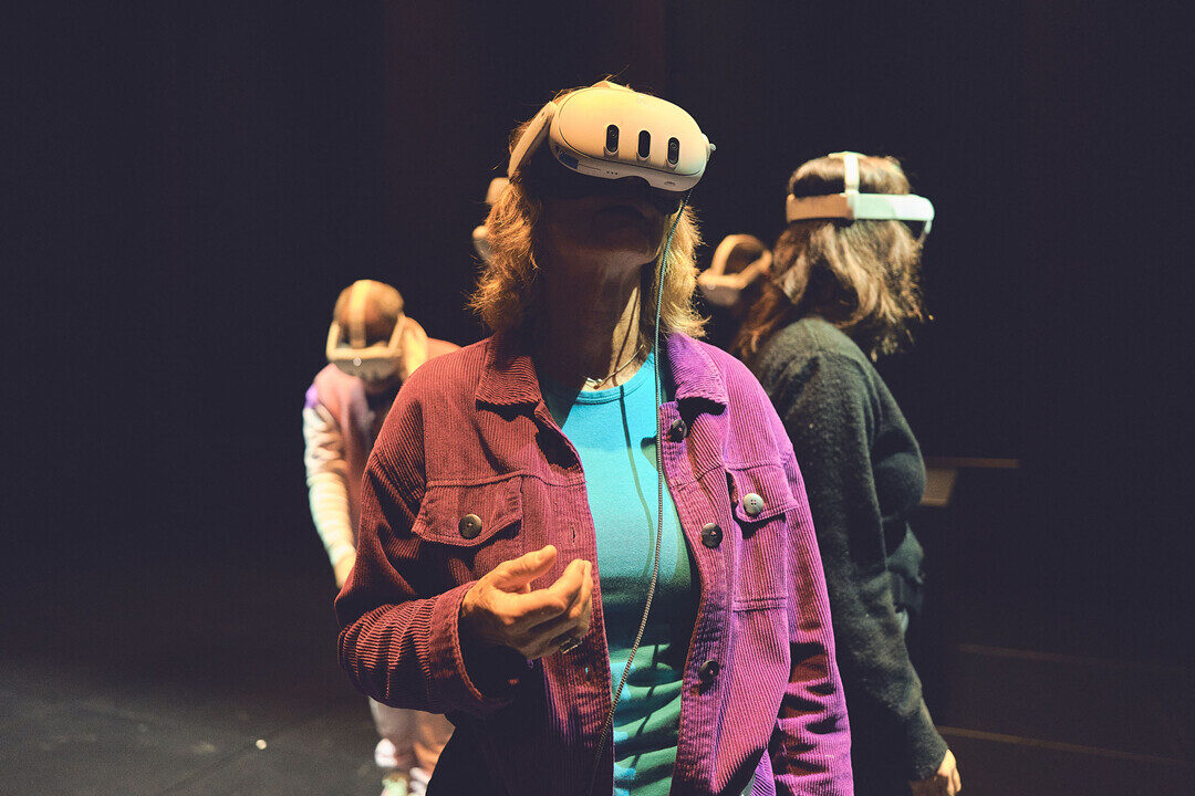 Женщина в очках виртуальной реальности