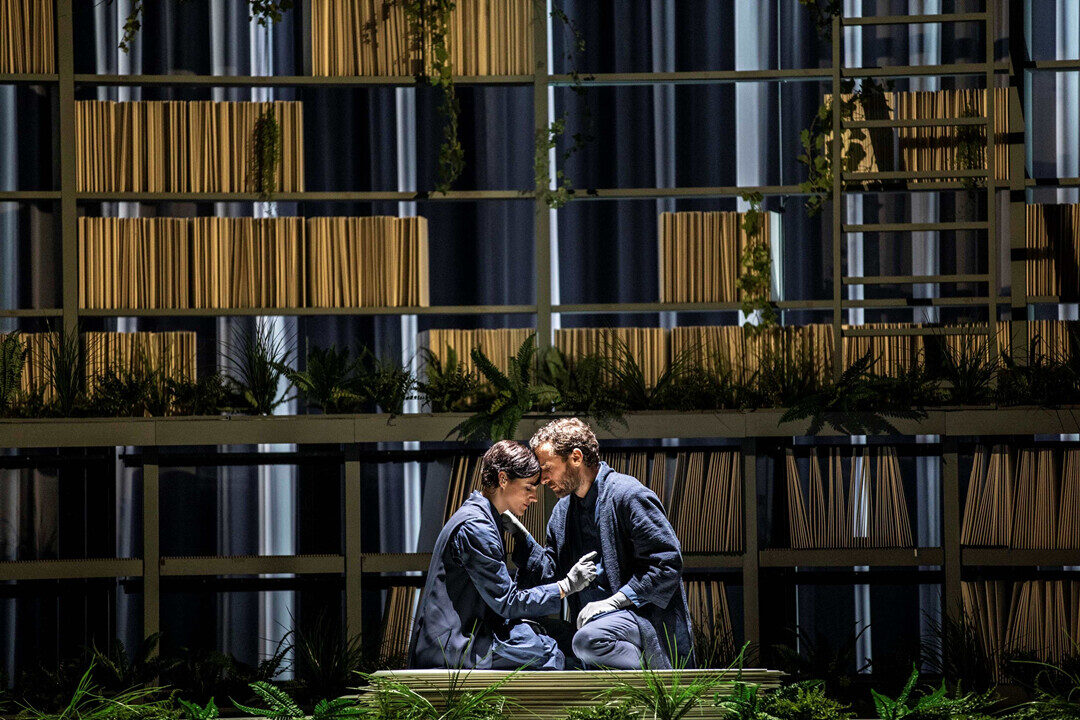 Интимная пара на сцене