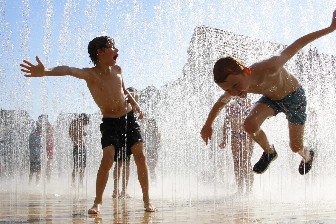 Spielende Kinder auf dem Wasserspielplatz