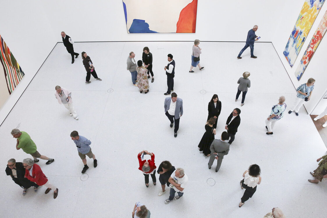 Blick auf Besucherinnen und Besucher von oben