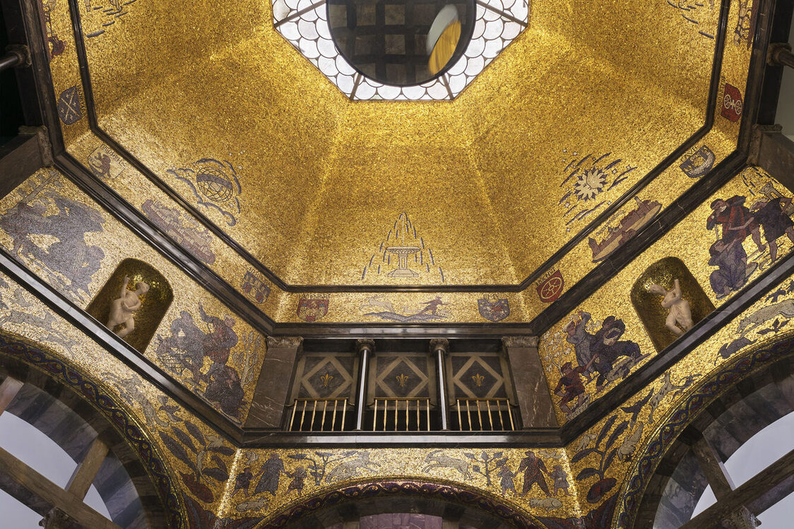 Rebecca Horns Installation "Jupiter im Oktogon" spielt mit optischen Illustionen.