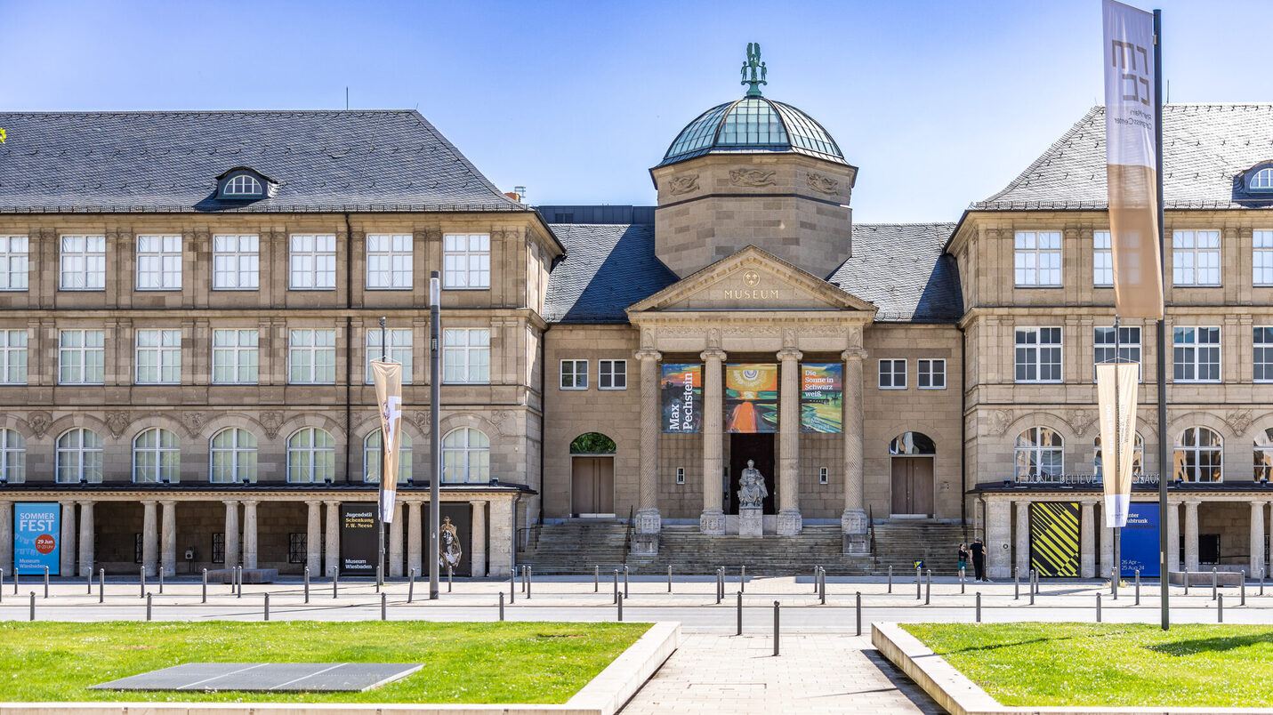 Museum Wiesbaden von außen mit Goethe-Skulptur