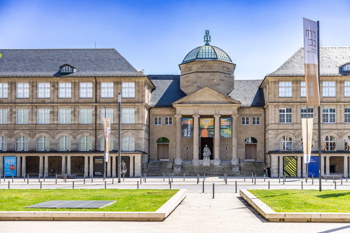 Museum Wiesbaden from the outside with Goethe sculpture