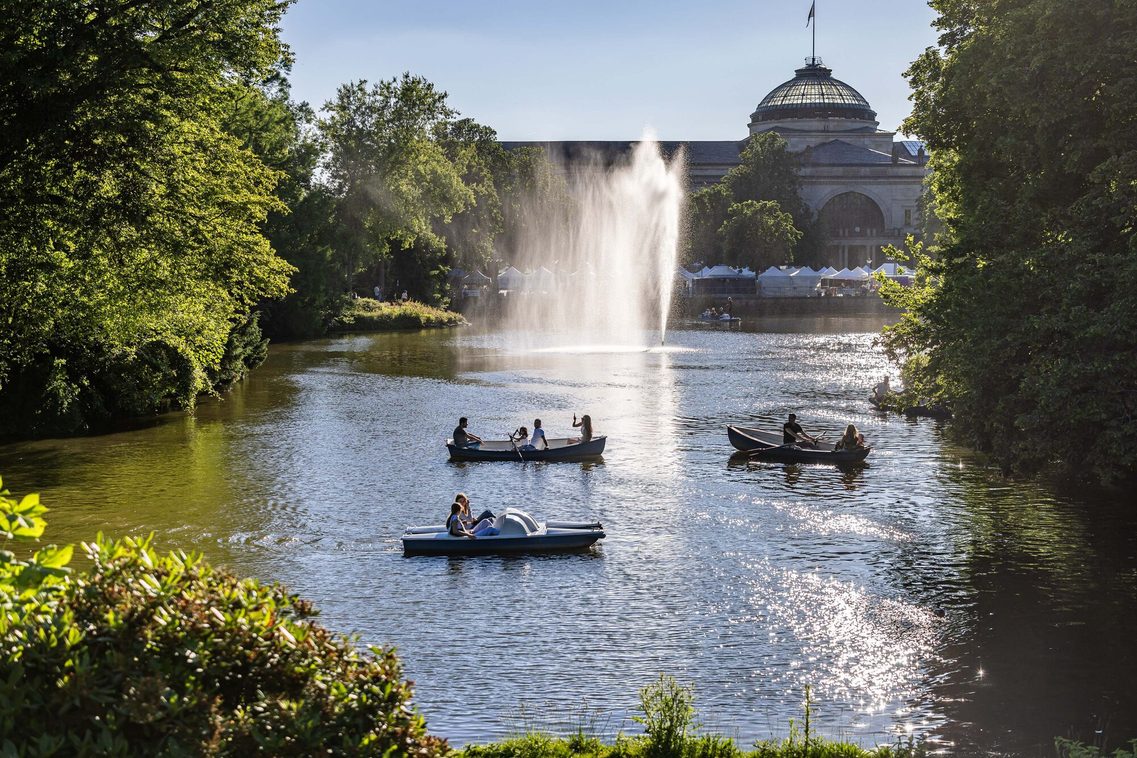 Blick auf den Kurparkweiher mit Ruderbooten