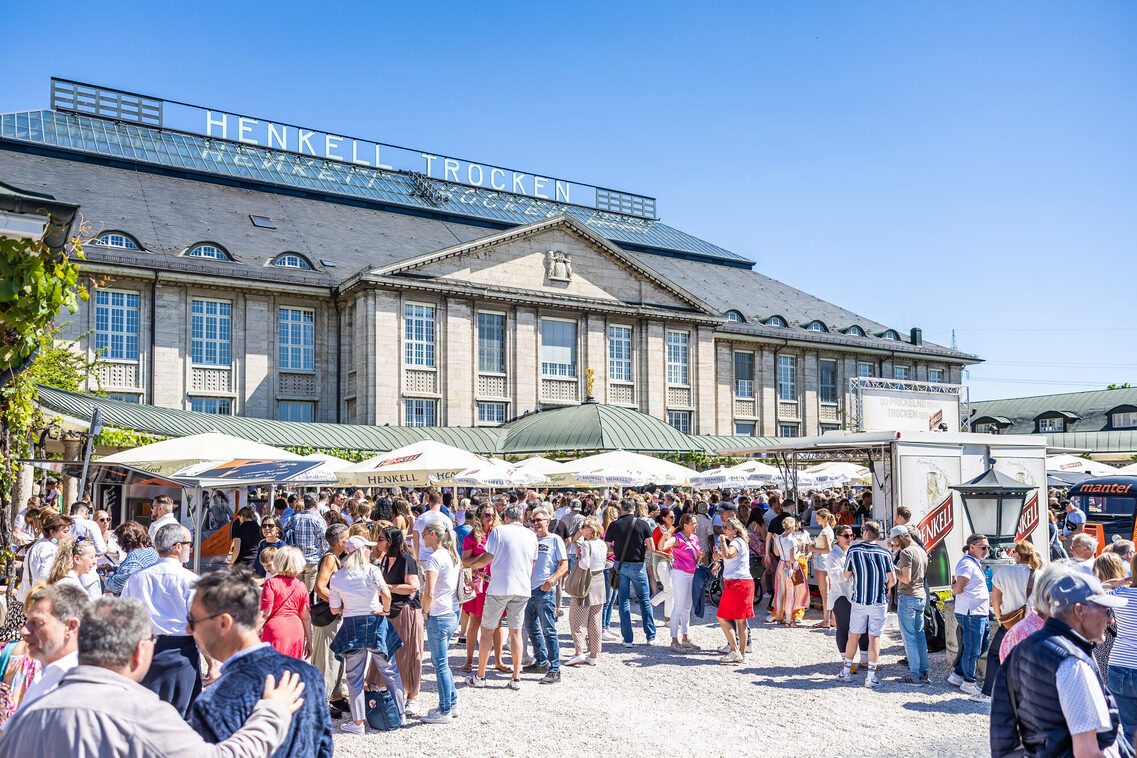 People celebrating in front of Henkell Castle