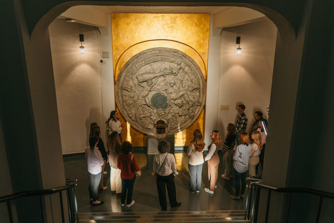 Guided tour in front of a mural