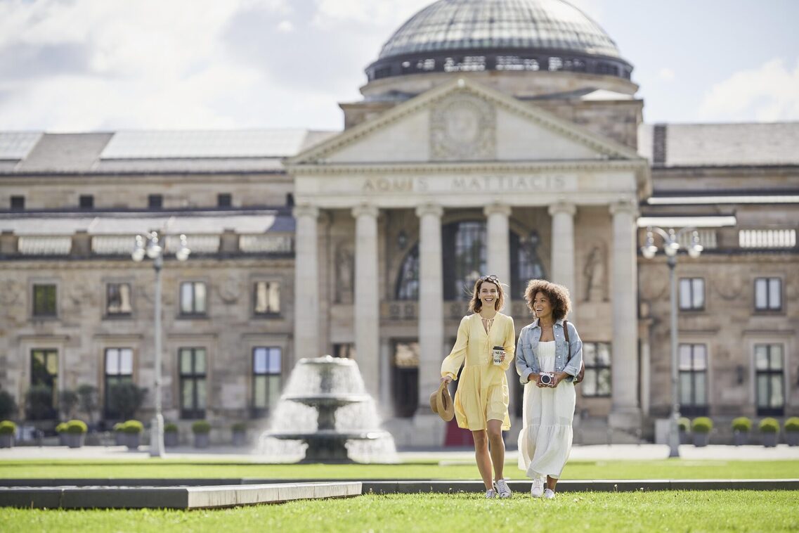Two friends in front of the Kurhaus