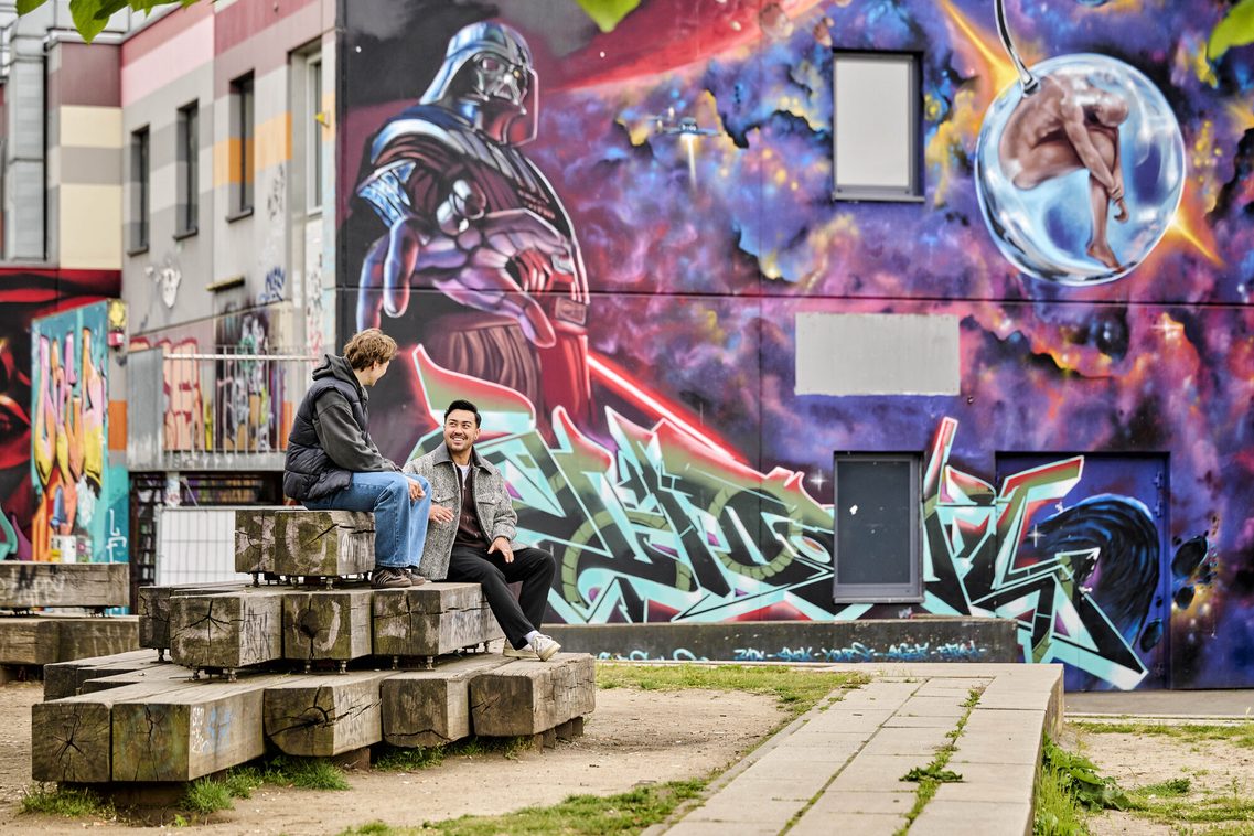 Junge Männer vor Graffitis am Schlachthof